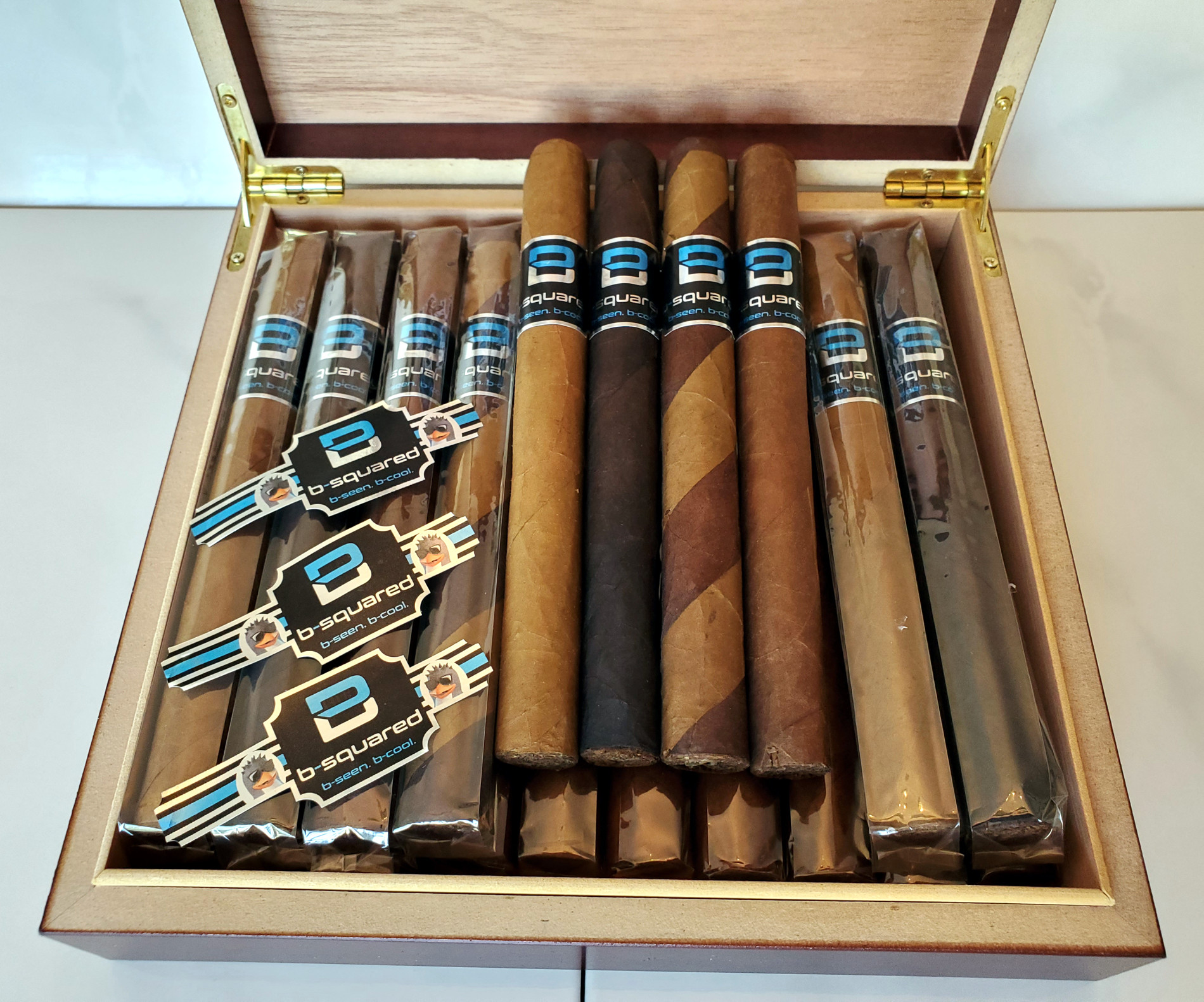 wood-travel-humidor-box-personalized-cigars-3