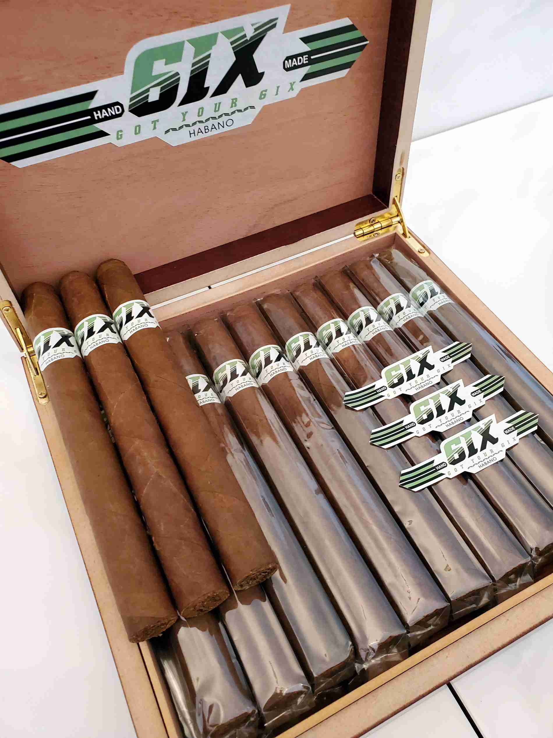 wood-travel-humidor-box-personalized-cigars-1